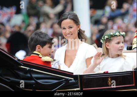 Pippa Middleton e le bridesmaid sulla loro strada da Westminster Abbey a Buckingham Palace dopo il matrimonio del principe William a Kate Middleton, a Londra, Regno Unito il 29 aprile 2011. Foto di Thierry Orban/ABACAPRESS.COM Foto Stock