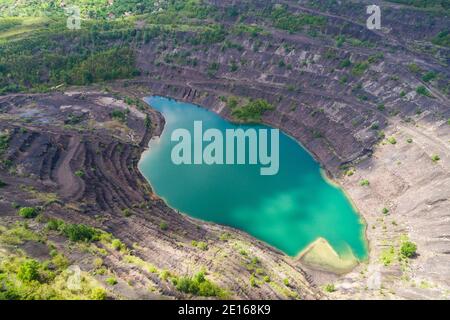 Vista aerea, lago profondo miniera al posto di una buca mineraria Foto Stock