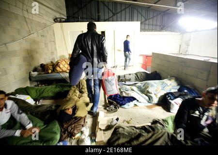 Centinaia di rifugiati tunisini rimangono bloccati in un parco, Porte de la Villette a Parigi, Francia, 29 aprile 2011. I 200 - 300 tunisini che si sono riuniti nel parco negli ultimi mesi sono fuggiti dal loro paese d'origine dopo che l'ex presidente ben Ali ha lasciato il potere il 14 gennaio, ed è arrivato in Francia attraverso l'isola italiana di Lampedusa, al largo della costa nord africana. Alcuni hanno trovato alloggi, altri sono squatting. Nelle ultime settimane, le autorità francesi hanno rifiutato di lasciare che i migranti tunisini attraversino il confine dall’Italia. La frattura diplomatica tra la Francia e l'Italia si è intensificata quando la Francia si è intensificata Foto Stock