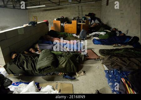 Centinaia di rifugiati tunisini rimangono bloccati in un parco, Porte de la Villette a Parigi, Francia, 29 aprile 2011. I 200 - 300 tunisini che si sono riuniti nel parco negli ultimi mesi sono fuggiti dal loro paese d'origine dopo che l'ex presidente ben Ali ha lasciato il potere il 14 gennaio, ed è arrivato in Francia attraverso l'isola italiana di Lampedusa, al largo della costa nord africana. Alcuni hanno trovato alloggi, altri sono squatting. Nelle ultime settimane, le autorità francesi hanno rifiutato di lasciare che i migranti tunisini attraversino il confine dall’Italia. La frattura diplomatica tra la Francia e l'Italia si è intensificata quando la Francia si è intensificata Foto Stock