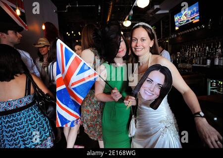 Washingtonian festeggia il matrimonio reale del Principe William e Kate Middleton al British Pub 'Queen Vic' di Washington, DC, USA, il 29 aprile 2011. Foto di Olivier Douliery/ABACAPRESS.COM Foto Stock