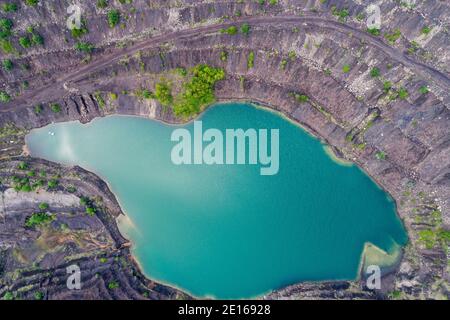 Vista aerea, lago profondo miniera al posto di una buca mineraria Foto Stock