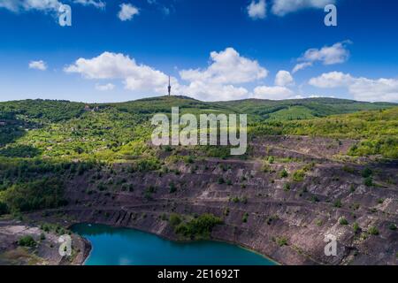 Vista aerea, lago profondo miniera al posto di una buca mineraria Foto Stock