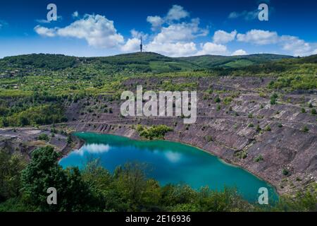 Vista aerea, lago profondo miniera al posto di una buca mineraria Foto Stock
