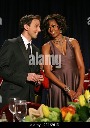 First Lady Michelle Obama parla con Seth Meyers di Saturday Night Live all'inizio del 'Annual White House corrispondente's Association Gala' all'hotel Washington Hilton, Washington, DC, USA, il 30 aprile 2011. Foto di Martin H. Simon/Pool/ABACAPRESS.COM Foto Stock