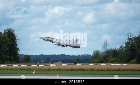 Uppsala, Uppsala Län/Svezia - 08/25/2018: J35 Draken svedese da Saab AB in azione: Un flypassato o un flyover con il combattente svedese pensionato J35 Draken Foto Stock