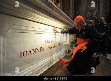 Stanislaw Dziwisz, segretario di lunga data di Papa Giovanni Paolo II, si trova di fronte al nuovo luogo di riposo di Papa Giovanni Paolo II sotto l'altare della cappella di San Sebastiano nella Basilica di San Pietro, in Vaticano il 3 maggio 2011. In una cerimonia privata, i resti del compianto papa sono stati spostati nel suo nuovo luogo di riposo vicino alla famosa scultura 'Pietà'Marble di Michelangelo. Papa Giovanni Paolo II è stato beatificato da Papa Benedetto XVI prima di più di un milione di fedeli in Piazza San Pietro il 1 maggio. Foto di ABACAPRESS.COM Foto Stock