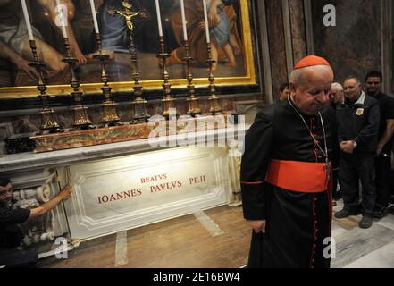 Stanislaw Dziwisz, segretario di lunga data di Papa Giovanni Paolo II, si trova di fronte al nuovo luogo di riposo di Papa Giovanni Paolo II sotto l'altare della cappella di San Sebastiano nella Basilica di San Pietro, in Vaticano il 3 maggio 2011. In una cerimonia privata, i resti del compianto papa sono stati spostati nel suo nuovo luogo di riposo vicino alla famosa scultura 'Pietà'Marble di Michelangelo. Papa Giovanni Paolo II è stato beatificato da Papa Benedetto XVI prima di più di un milione di fedeli in Piazza San Pietro il 1 maggio. Foto di ABACAPRESS.COM Foto Stock