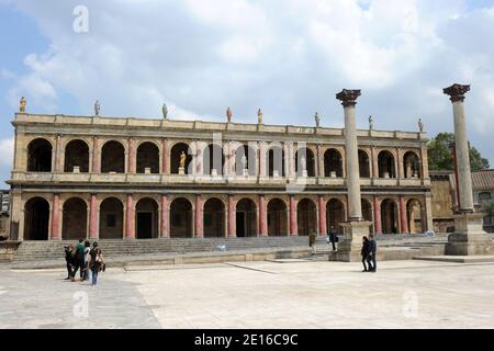 La replica dell'antico Foro Romano costruito per la serie televisiva della BBC "Roma" è aperta ai visitatori durante la mostra "Cinecitta Shows Off" presso gli studi Cinecitta di Roma il 2,2011 maggio. Il famoso complesso cinematografico di Cinecitta apre le sue porte a una nuova mostra. Gli spettacoli 'Cinecitta si mostra' si correranno fino a novembre 30. I visitatori potranno ammirare i set cinematografici, tra cui le repliche di un tratto di Broadway del XIX secolo utilizzato nelle bande di New York, e l'antico Foro Romano costruito per la serie televisiva della BBC "Roma". Cinecitta' fu costruita nel 1937 sotto il dettato Foto Stock