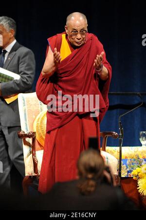 Il XIV Dalai lama parla alla presenza durante una conferenza all'Università della California Irvine per celebrare il sesto anniversario del XIV Dalai lama dell'UCI, che ha dotato di Scholarship e ringrazia gli studiosi per gli sforzi profusi per promuovere la pace, la leadership etica e le relazioni globali positive. Los Angeles, 4 maggio 2011. Foto di Lionel Hahn/ABACAPRESS.COM Foto Stock