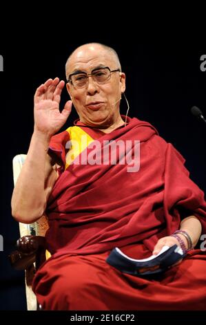 Il XIV Dalai lama parla alla presenza durante una conferenza all'Università della California Irvine per celebrare il sesto anniversario del XIV Dalai lama dell'UCI, che ha dotato di Scholarship e ringrazia gli studiosi per gli sforzi profusi per promuovere la pace, la leadership etica e le relazioni globali positive. Los Angeles, 4 maggio 2011. Foto di Lionel Hahn/ABACAPRESS.COM Foto Stock