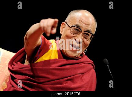 Il XIV Dalai lama parla alla presenza durante una conferenza all'Università della California Irvine per celebrare il sesto anniversario del XIV Dalai lama dell'UCI, che ha dotato di Scholarship e ringrazia gli studiosi per gli sforzi profusi per promuovere la pace, la leadership etica e le relazioni globali positive. Los Angeles, 4 maggio 2011. Foto di Lionel Hahn/ABACAPRESS.COM Foto Stock