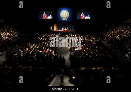 Il XIV Dalai lama parla alla presenza durante una conferenza all'Università della California Irvine per celebrare il sesto anniversario del XIV Dalai lama dell'UCI, che ha dotato di Scholarship e ringrazia gli studiosi per gli sforzi profusi per promuovere la pace, la leadership etica e le relazioni globali positive. Los Angeles, 4 maggio 2011. Foto di Lionel Hahn/ABACAPRESS.COM Foto Stock