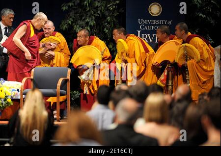 Il XIV Dalai lama parla alla presenza durante una conferenza all'Università della California Irvine per celebrare il sesto anniversario del XIV Dalai lama dell'UCI, che ha dotato di Scholarship e ringrazia gli studiosi per gli sforzi profusi per promuovere la pace, la leadership etica e le relazioni globali positive. Los Angeles, 4 maggio 2011. Foto di Lionel Hahn/ABACAPRESS.COM Foto Stock