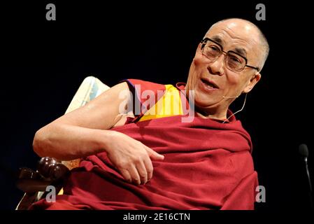 Il XIV Dalai lama parla alla presenza durante una conferenza all'Università della California Irvine per celebrare il sesto anniversario del XIV Dalai lama dell'UCI, che ha dotato di Scholarship e ringrazia gli studiosi per gli sforzi profusi per promuovere la pace, la leadership etica e le relazioni globali positive. Los Angeles, 4 maggio 2011. Foto di Lionel Hahn/ABACAPRESS.COM Foto Stock