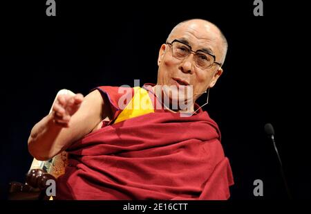 Il XIV Dalai lama parla alla presenza durante una conferenza all'Università della California Irvine per celebrare il sesto anniversario del XIV Dalai lama dell'UCI, che ha dotato di Scholarship e ringrazia gli studiosi per gli sforzi profusi per promuovere la pace, la leadership etica e le relazioni globali positive. Los Angeles, 4 maggio 2011. Foto di Lionel Hahn/ABACAPRESS.COM Foto Stock