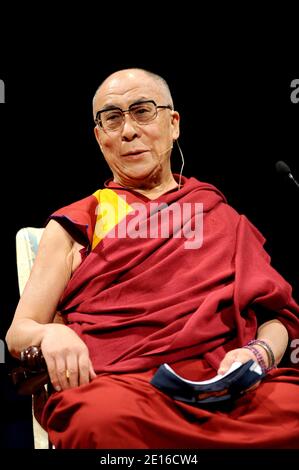 Il XIV Dalai lama parla alla presenza durante una conferenza all'Università della California Irvine per celebrare il sesto anniversario del XIV Dalai lama dell'UCI, che ha dotato di Scholarship e ringrazia gli studiosi per gli sforzi profusi per promuovere la pace, la leadership etica e le relazioni globali positive. Los Angeles, 4 maggio 2011. Foto di Lionel Hahn/ABACAPRESS.COM Foto Stock