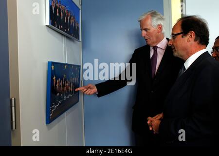 Candidato al Partito Socialista Francese (PS) 2012 elezioni primarie Francois Hollande (R) incontra il Commissario europeo per il mercato interno e i servizi finanziari Michel Barnier durante la sua visita presso la sede del Parlamento europeo a Bruxelles, in Belgio, il 5 maggio 201. Foto di Jean-Luc Luyssen/ABACAPRESS.COM Foto Stock