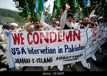 La gente gridò slogan e brucia pneumatici durante una protesta organizzata dal partito religioso Giamaat-e-Islami, il 6 maggio 2011, ad Abbottabad, Pakistan. Forze d'élite AMERICANE Navy Seals operò un raid, il 2 maggio, su un composto situato in questa città, durante il quale uccisero il leader al Qaeda Oussama ben Laden. Foto di Julien Fouchet/ABACAPRESS.COM Foto Stock