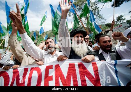 La gente gridò slogan e brucia pneumatici durante una protesta organizzata dal partito religioso Giamaat-e-Islami, il 6 maggio 2011, ad Abbottabad, Pakistan. Forze d'élite AMERICANE Navy Seals operò un raid, il 2 maggio, su un composto situato in questa città, durante il quale uccisero il leader al Qaeda Oussama ben Laden. Foto di Julien Fouchet/ABACAPRESS.COM Foto Stock