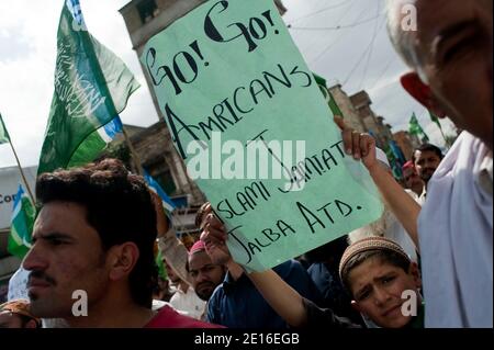 La gente gridò slogan e brucia pneumatici durante una protesta organizzata dal partito religioso Giamaat-e-Islami, il 6 maggio 2011, ad Abbottabad, Pakistan. Forze d'élite AMERICANE Navy Seals operò un raid, il 2 maggio, su un composto situato in questa città, durante il quale uccisero il leader al Qaeda Oussama ben Laden. Foto di Julien Fouchet/ABACAPRESS.COM Foto Stock