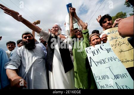 La gente gridò slogan e brucia pneumatici durante una protesta organizzata dal partito religioso Giamaat-e-Islami, il 6 maggio 2011, ad Abbottabad, Pakistan. Forze d'élite AMERICANE Navy Seals operò un raid, il 2 maggio, su un composto situato in questa città, durante il quale uccisero il leader al Qaeda Oussama ben Laden. Foto di Julien Fouchet/ABACAPRESS.COM Foto Stock