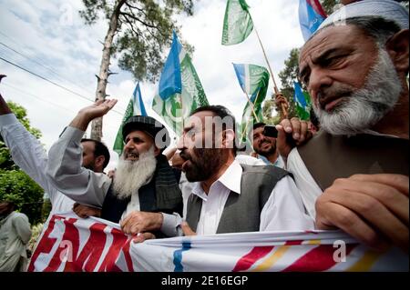 La gente gridò slogan e brucia pneumatici durante una protesta organizzata dal partito religioso Giamaat-e-Islami, il 6 maggio 2011, ad Abbottabad, Pakistan. Forze d'élite AMERICANE Navy Seals operò un raid, il 2 maggio, su un composto situato in questa città, durante il quale uccisero il leader al Qaeda Oussama ben Laden. Foto di Julien Fouchet/ABACAPRESS.COM Foto Stock