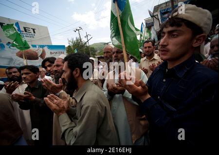 La gente gridò slogan e brucia pneumatici durante una protesta organizzata dal partito religioso Giamaat-e-Islami, il 6 maggio 2011, ad Abbottabad, Pakistan. Forze d'élite AMERICANE Navy Seals operò un raid, il 2 maggio, su un composto situato in questa città, durante il quale uccisero il leader al Qaeda Oussama ben Laden. Foto di Julien Fouchet/ABACAPRESS.COM Foto Stock