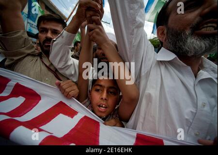 La gente gridò slogan e brucia pneumatici durante una protesta organizzata dal partito religioso Giamaat-e-Islami, il 6 maggio 2011, ad Abbottabad, Pakistan. Forze d'élite AMERICANE Navy Seals operò un raid, il 2 maggio, su un composto situato in questa città, durante il quale uccisero il leader al Qaeda Oussama ben Laden. Foto di Julien Fouchet/ABACAPRESS.COM Foto Stock