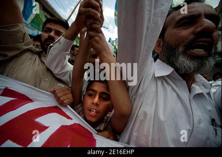 La gente gridò slogan e brucia pneumatici durante una protesta organizzata dal partito religioso Giamaat-e-Islami, il 6 maggio 2011, ad Abbottabad, Pakistan. Forze d'élite AMERICANE Navy Seals operò un raid, il 2 maggio, su un composto situato in questa città, durante il quale uccisero il leader al Qaeda Oussama ben Laden. Foto di Julien Fouchet/ABACAPRESS.COM Foto Stock