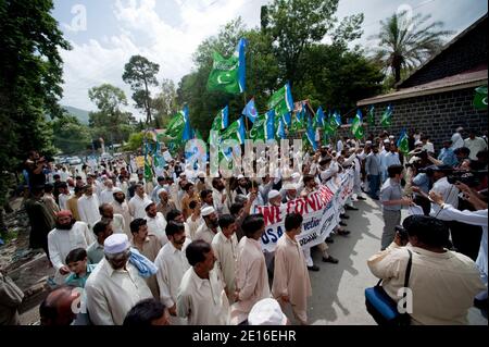 La gente gridò slogan e brucia pneumatici durante una protesta organizzata dal partito religioso Giamaat-e-Islami, il 6 maggio 2011, ad Abbottabad, Pakistan. Forze d'élite AMERICANE Navy Seals operò un raid, il 2 maggio, su un composto situato in questa città, durante il quale uccisero il leader al Qaeda Oussama ben Laden. Foto di Julien Fouchet/ABACAPRESS.COM Foto Stock