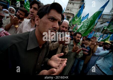 La gente gridò slogan e brucia pneumatici durante una protesta organizzata dal partito religioso Giamaat-e-Islami, il 6 maggio 2011, ad Abbottabad, Pakistan. Forze d'élite AMERICANE Navy Seals operò un raid, il 2 maggio, su un composto situato in questa città, durante il quale uccisero il leader al Qaeda Oussama ben Laden. Foto di Julien Fouchet/ABACAPRESS.COM Foto Stock