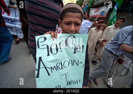 La gente gridò slogan e brucia pneumatici durante una protesta organizzata dal partito religioso Giamaat-e-Islami, il 6 maggio 2011, ad Abbottabad, Pakistan. Forze d'élite AMERICANE Navy Seals operò un raid, il 2 maggio, su un composto situato in questa città, durante il quale uccisero il leader al Qaeda Oussama ben Laden. Foto di Julien Fouchet/ABACAPRESS.COM Foto Stock