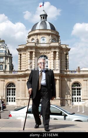 Roland Dumas è raffigurato in una giornata dedicata al 30° anniversario dell'elezione del presidente francese Francois Mitterrand, al Senato, a Parigi, in Francia, il 06 maggio 2011. Foto di Stephane Lemouton/ABACAPRESS.COM Foto Stock