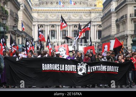 Ambiente durante la dimostrazione del movimento antifascista in Francia. La manifestazione è organizzata contemporaneamente al raduno franco-fascista a Parigi, entrambi i campi sono in conflitto dalla decisione del partito francese-fascista di fare l'incontro annuale in ricordo di Sebastien Deyzieu.a Parigi l'8 maggio 2011. Foto di David Fritz/ABACAPRESS.COM Foto Stock