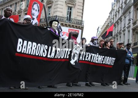 Ambiente durante la dimostrazione del movimento antifascista in Francia. La manifestazione è organizzata contemporaneamente al raduno franco-fascista a Parigi, entrambi i campi sono in conflitto dalla decisione del partito francese-fascista di fare l'incontro annuale in ricordo di Sebastien Deyzieu.a Parigi l'8 maggio 2011. Foto di David Fritz/ABACAPRESS.COM Foto Stock