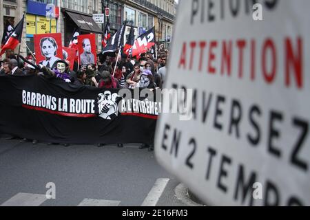 Ambiente durante la dimostrazione del movimento antifascista in Francia. La manifestazione è organizzata contemporaneamente al raduno franco-fascista a Parigi, entrambi i campi sono in conflitto dalla decisione del partito francese-fascista di fare l'incontro annuale in ricordo di Sebastien Deyzieu.a Parigi l'8 maggio 2011. Foto di David Fritz/ABACAPRESS.COM Foto Stock