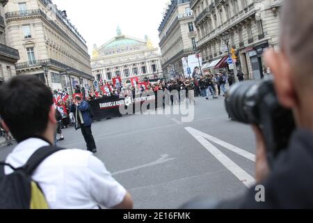 Ambiente durante la dimostrazione del movimento antifascista in Francia. La manifestazione è organizzata contemporaneamente al raduno franco-fascista a Parigi, entrambi i campi sono in conflitto dalla decisione del partito francese-fascista di fare l'incontro annuale in ricordo di Sebastien Deyzieu.a Parigi l'8 maggio 2011. Foto di David Fritz/ABACAPRESS.COM Foto Stock