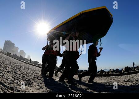 Gli studenti della classe 286 della Basic Underwater Demolition/SEAL (BUD/s) partecipano a un esercizio di portage rock. Le tenute della Marina sono la componente marittima delle forze di operazioni speciali degli Stati Uniti e sono addestrate per condurre una varietà di operazioni dal mare, aria e terra. Foto di USN/ABACAPRESS.COM Foto Stock