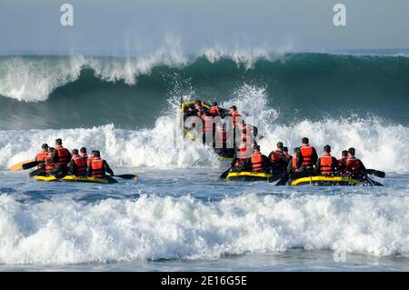 Basic Underwater Demolition/SEAL (gemme) gli studenti partecipano al Surf Passage alla base navale anfibia Coronado. Il passaggio del surf è una delle molte evoluzioni fisicamente impegnative che fanno parte della prima fase di addestramento DEL SIGILLO. Le guarnizioni della marina sono la componente marittima delle forze speciali degli Stati Uniti e sono addestrate per condurre una varietà di operazioni dal mare, dall'aria e dalla terra. Foto di USN/ABACAPRESS.COM Foto Stock