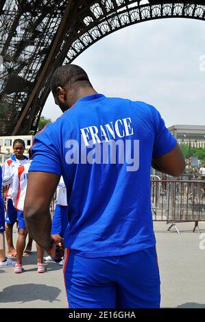 Francia JUDO Teddy Riner presenta il giorno -100 Campionati Mondiali di Judo di Parigi 2011 alla Torre Eiffel di Parigi, Francia, il 10 maggio 2011. Foto di Thierry Plessis/ABACAPRESS.COM Foto Stock