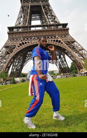 Francia JUDO Teddy Riner presenta il giorno -100 Campionati Mondiali di Judo di Parigi 2011 alla Torre Eiffel di Parigi, Francia, il 10 maggio 2011. Foto di Thierry Plessis/ABACAPRESS.COM Foto Stock