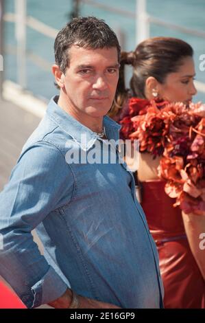 Antonio Banderas e Salma Hayek si posano ad una fotocellula per il film d'animazione "Puss in Boots" (le Chat botte) di Dreamworks, nell'ambito del 64° Festival Internazionale del Cinema di Cannes, presso l'Hotel Carlton di Cannes, Francia meridionale, il 11 maggio 2011. Banderas è la voce di Puss in Boot, Salma Hayek la voce di Kitty Softpaws. Foto di Nicolas Genin/ABACAPRESS.COM Foto Stock