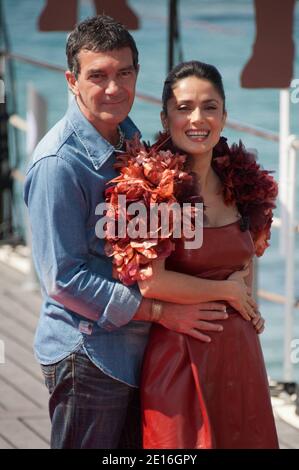 Antonio Banderas e Salma Hayek si posano ad una fotocellula per il film d'animazione "Puss in Boots" (le Chat botte) di Dreamworks, nell'ambito del 64° Festival Internazionale del Cinema di Cannes, presso l'Hotel Carlton di Cannes, Francia meridionale, il 11 maggio 2011. Banderas è la voce di Puss in Boot, Salma Hayek la voce di Kitty Softpaws. Foto di Nicolas Genin/ABACAPRESS.COM Foto Stock