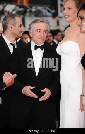 Il presidente della giuria del lungometraggio Robert De Niro e il membro della giuria Uma Thurman in arrivo per la cerimonia di apertura del 64° Festival Internazionale del Cinema di Cannes e la proiezione dell'ultimo film di Woody Allen "Midnight in Paris" presentato fuori concorso, a Cannes, in Francia, il 11 maggio 2011. Foto di Hahn-Nebinger/ABACAPRESS.COM Foto Stock