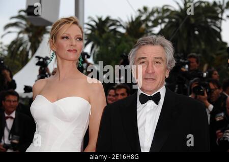 Il presidente della giuria del lungometraggio Robert De Niro e il membro della giuria Uma Thurman in arrivo per la cerimonia di apertura del 64° Festival Internazionale del Cinema di Cannes e la proiezione dell'ultimo film di Woody Allen "Midnight in Paris" presentato fuori concorso, a Cannes, in Francia, il 11 maggio 2011. Foto di Hahn-Nebinger/ABACAPRESS.COM Foto Stock