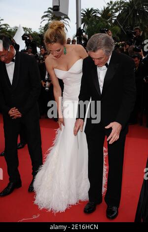 Il presidente della giuria del lungometraggio Robert De Niro e il membro della giuria Uma Thurman in arrivo per la cerimonia di apertura del 64° Festival Internazionale del Cinema di Cannes e la proiezione dell'ultimo film di Woody Allen "Midnight in Paris" presentato fuori concorso, a Cannes, in Francia, il 11 maggio 2011. Foto di Hahn-Nebinger/ABACAPRESS.COM Foto Stock