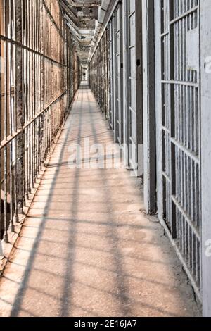 Mansfield, Ohio, USA - Cell Block presso l'Ohio state Reformatory, ora aperto ai turisti, è uno dei luoghi più infestati negli Stati Uniti. Foto Stock