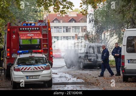 KAPOSVAR, UNGHERIA - OTT 30: I vigili del fuoco aiutano a bruciare l'auto su Ott.30, 2017 su Kaposvar, Ungheria. Foto Stock