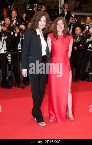 Valerie Lemercier (L) e Karole Rocher in arrivo per la proiezione di "Polisse" presentata in concorso nella sezione lungometraggi nell'ambito del 64° Festival Internazionale del Cinema di Cannes, al Palais des Festivals di Cannes, Francia meridionale, il 13 maggio 2011. Foto di Hahn-Nebinger-Genin/ABACAPRESS.COM Foto Stock